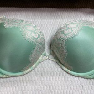 Victoria's Secret Bombshell 36C  2 size pushup bra